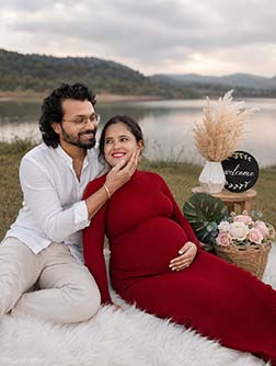 Indian maternity photoshoot prompt,