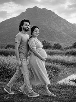 Outdoor maternity photoshoot AI prompt,