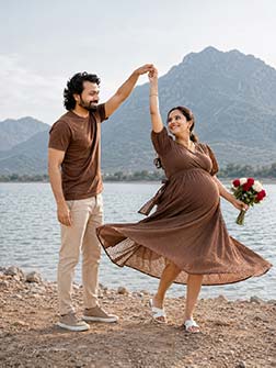 Romantic couple pregnancy AI prompt,