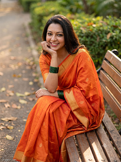 Retro Girl in Saree Photo Prompt